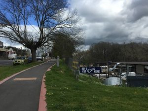 ALDI saves the footpath
