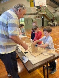 Men’s Shed join the cubs for environment badge