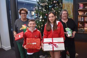 Healesville Primary delivers gifts to local aged care facility