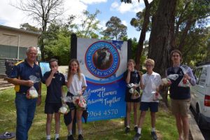 Wandin Rotary pack and deliver 1.2 tonnes of local apples to local schools